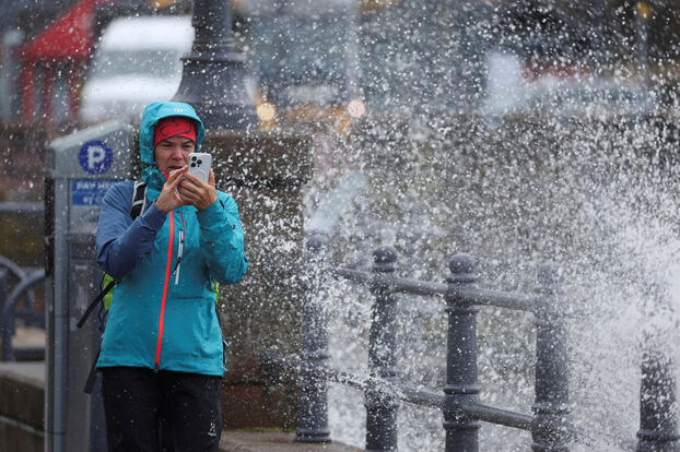 Una mujer documenta la tempête en Oban. Reuters/Russell Cheyne