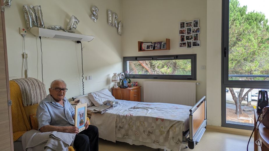 Pierre Théron dans sa chambre à la maison de retraite Le Bariol à Pamiers, entouré des photos de ses proches et des souvenirs de son anniversaire.