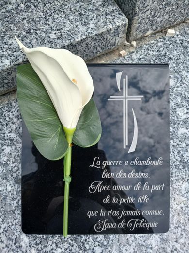 La placa commémorative sur la tombe de Marcel.