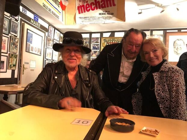 Montfort-l'Amaury, samedi 15 avril 2023. Pierre Coville, 91 ans, fait revivre son cabaret privé pour sa soirée d'anniversaire. Le chanteur Danyel Gérard et l'actrice Brigitte Lahaie ont fait le déplacement