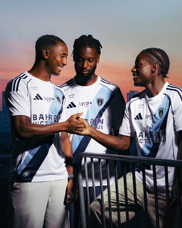 Samir Chergui, Jean-Philippe Krasso y Noha Sangui con el maillot de visita del Paris FC.
