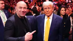 Un evento de UFC lleno de espectadores emocionados.