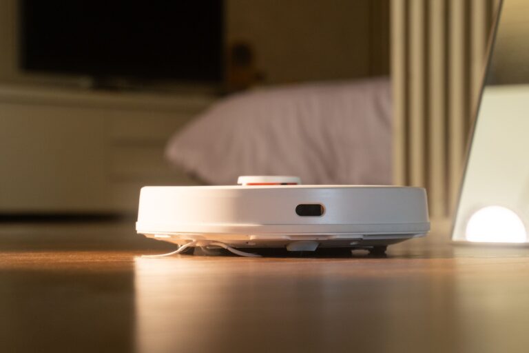 ¿Se puede usar la aspiradora robot de noche o los