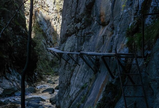 Las pasarelas siguen el recorrido del canal que servía para descender la madera desde la montaña. LP/Yann Kerveno