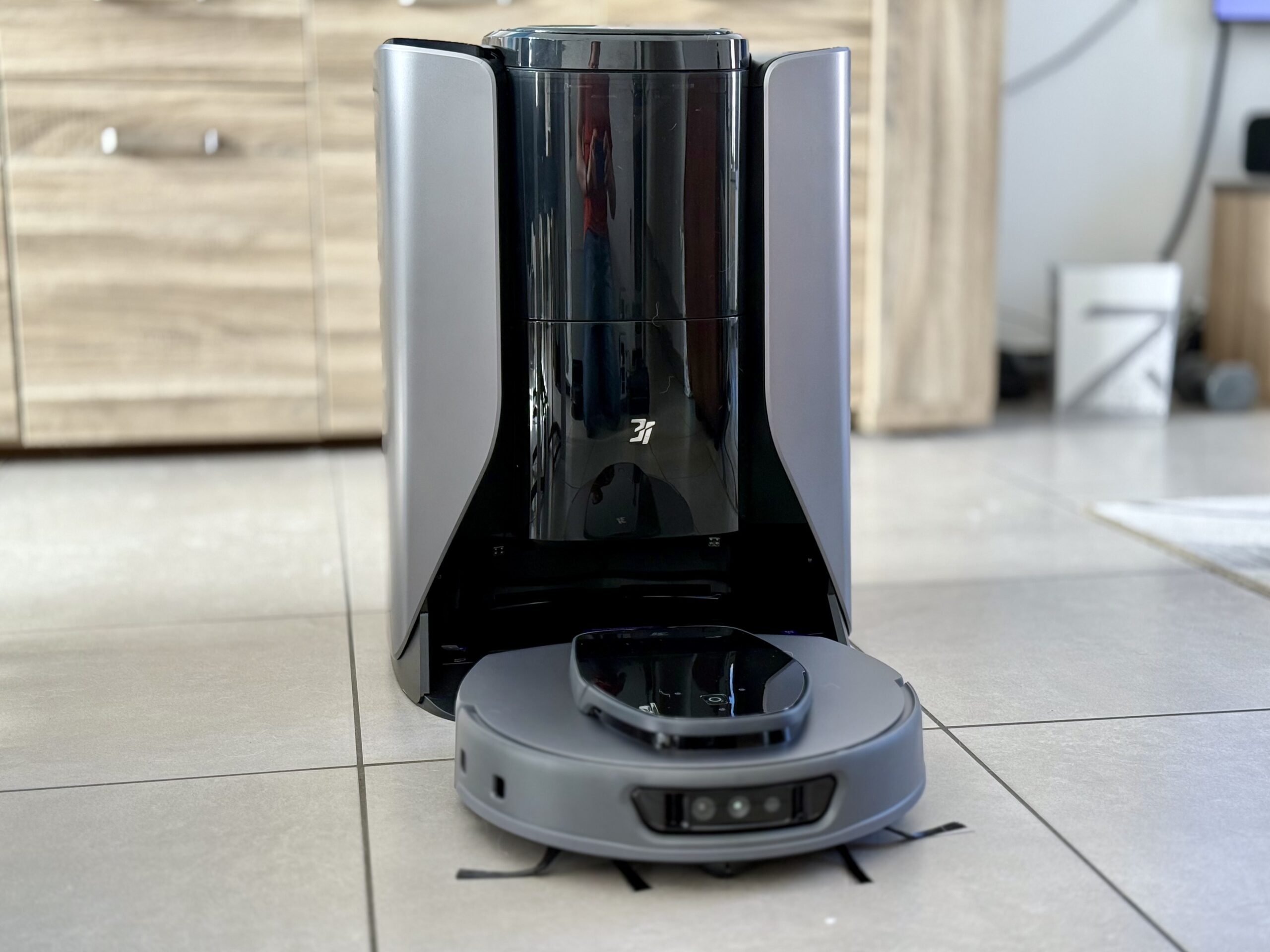 Este aspirador robot recicla el agua sucia, ¿y qué cambia