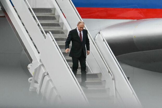 Vladimir Poutine à la descente de son avion. AFP/Andrew Caballero-Reynolds