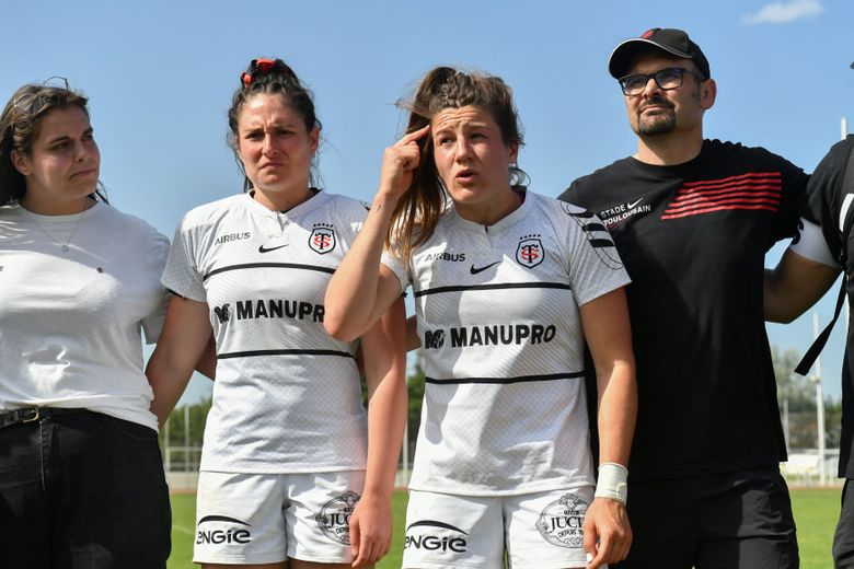 Gaëlle Hermet motivando a sus compañeras en el campo.