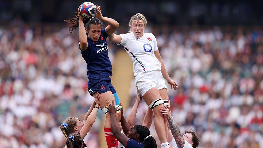 Manae Feleu captura un line-out