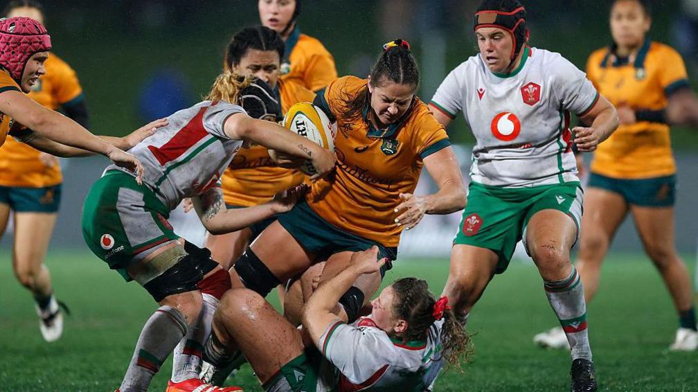 Michaela Leonard llevando el balón contra Gales