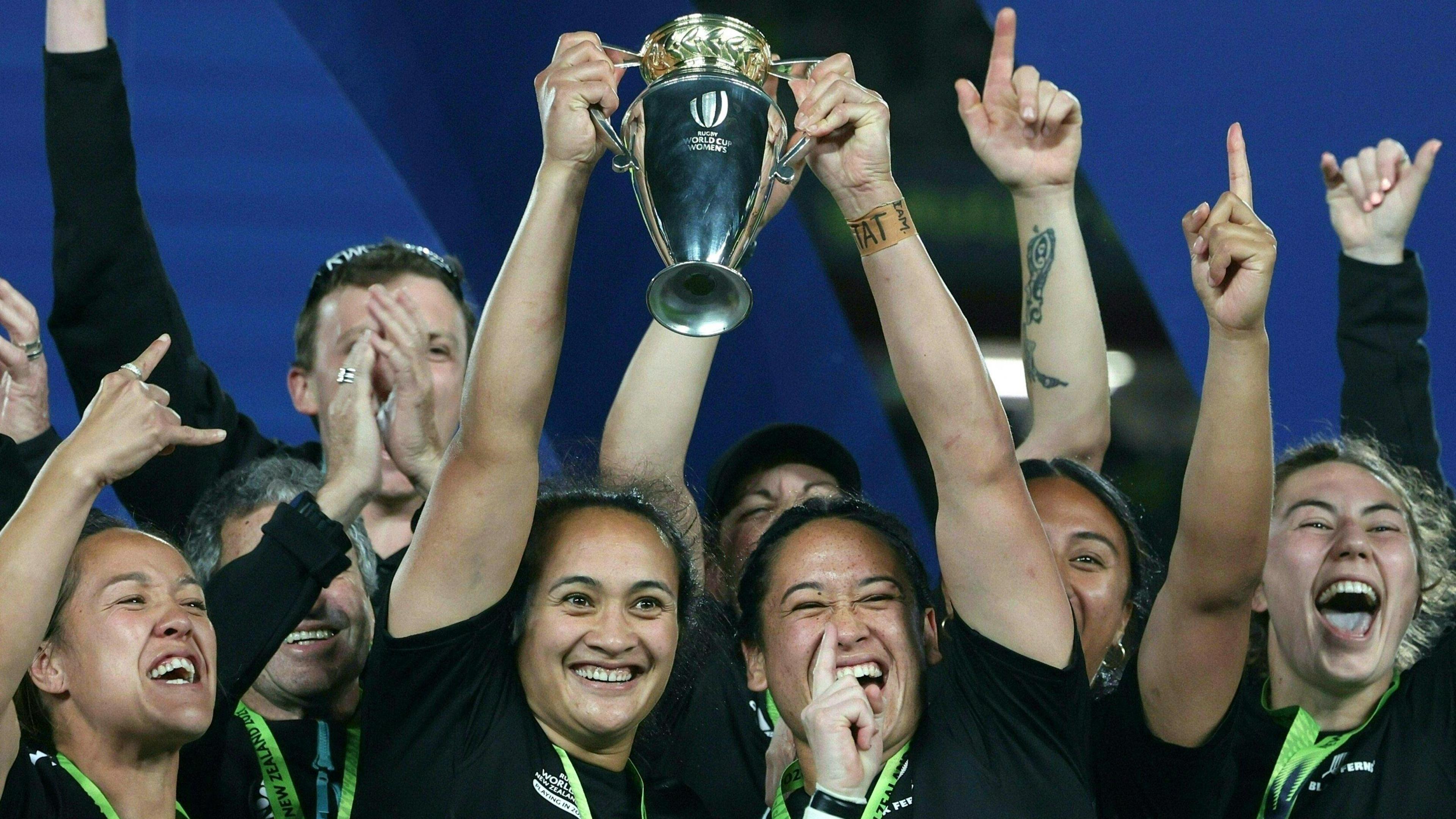 Kennedy Tukuafu levanta la Copa del Mundo con Ruahei Demant