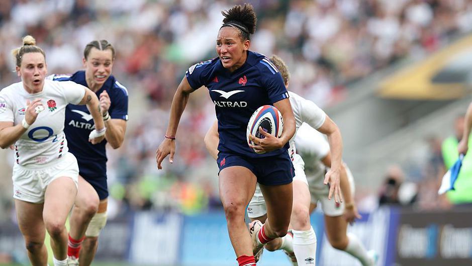 Kelly Arbey corre hacia un try contra Inglaterra