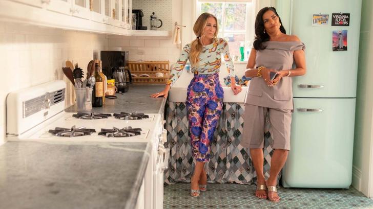 Sarah Jessica Parker y Sarita Choudhury en *And Just Like That*