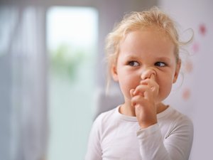 ¿Es peligroso para la salud hurgarse la nariz o comerse