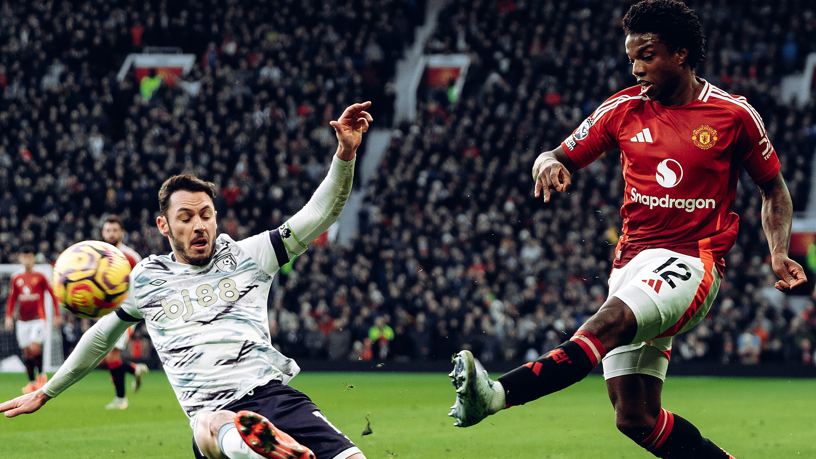 Tyrell Malacia de Manchester United en acción contra Bournemouth