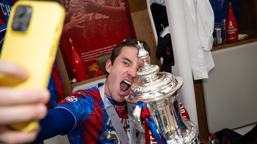Ben Chilwell de Crystal Palace celebra con la FA Cup después de la victoria sobre el Manchester City en Wembley en mayo