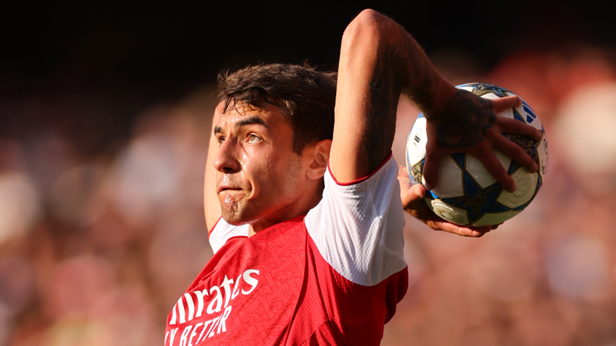 Jakub Kiwior de Arsenal en acción durante un partido amistoso de pretemporada contra Villarreal