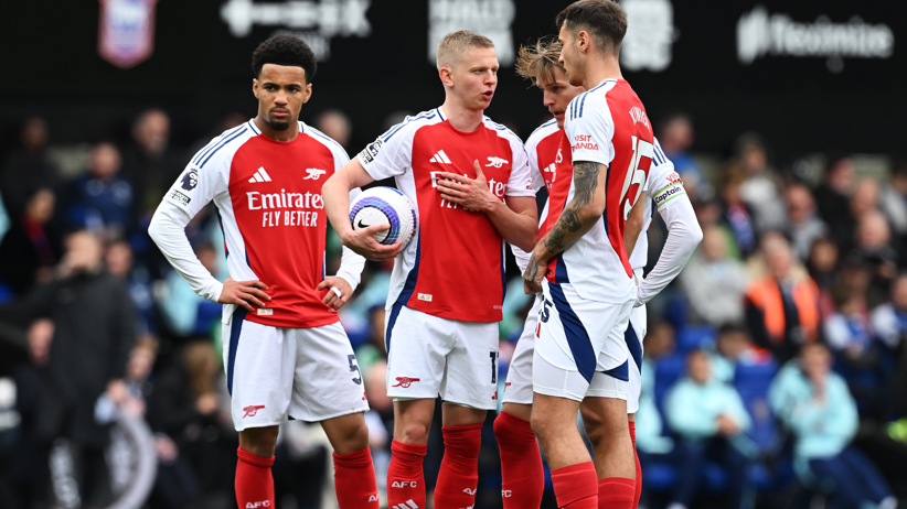 Oleksandr Zinchenko de Arsenal habla con sus compañeros Ethan Nwaneri y Martin Odegaard durante el partido de la Premier League contra Ipswich Town
