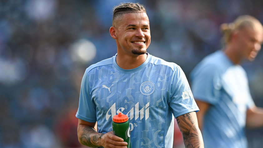 Kalvin Phillips de Manchester City sonríe antes de un amistoso contra el AC Milan en Nueva York