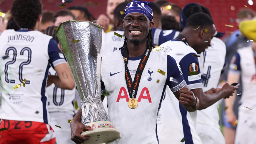 Yves Bissouma de Tottenham celebra con el trofeo de la Europa League