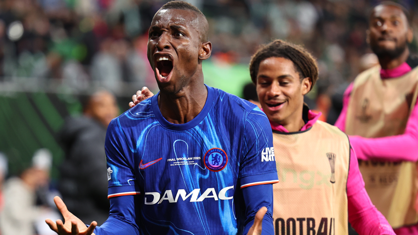Nicolas Jackson de Chelsea celebra después de marcar un gol en la final de la Europa Conference League contra el Real Betis