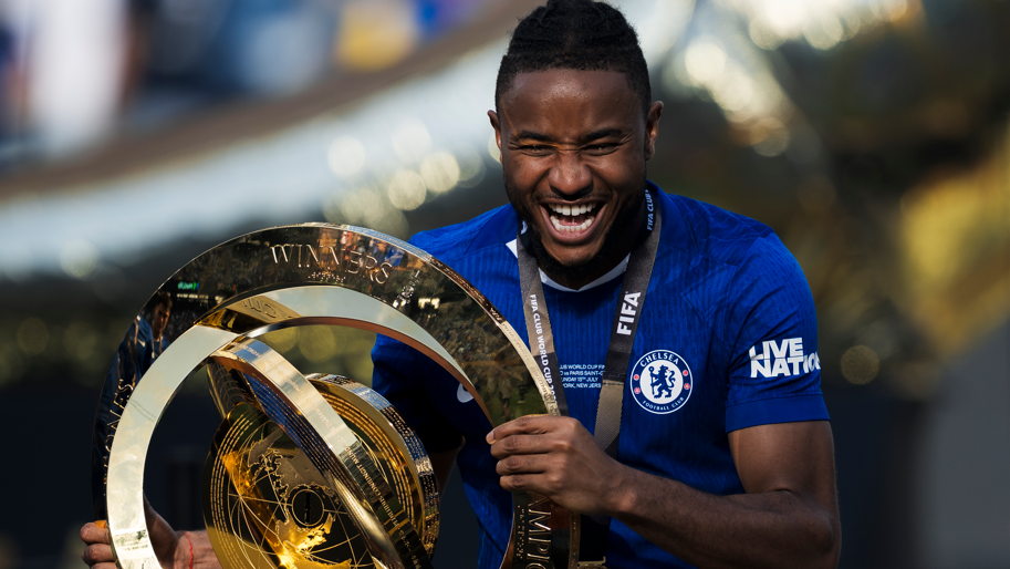 Christopher Nkunku de Chelsea posa con el trofeo de la Copa del Mundo de Clubes tras la victoria de su equipo sobre el París Saint-Germain en la final
