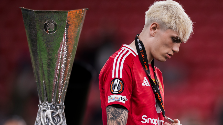 Alejandro Garnacho de Manchester United pasa junto al trofeo de la Europa League tras la derrota de su equipo ante el Tottenham en la final