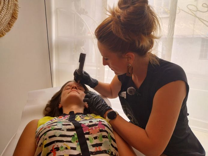 Elodie Chameau demostrando el tratamiento en un cliente.