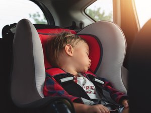 ¿Qué es el "síndrome del bebé olvidado" en un coche?