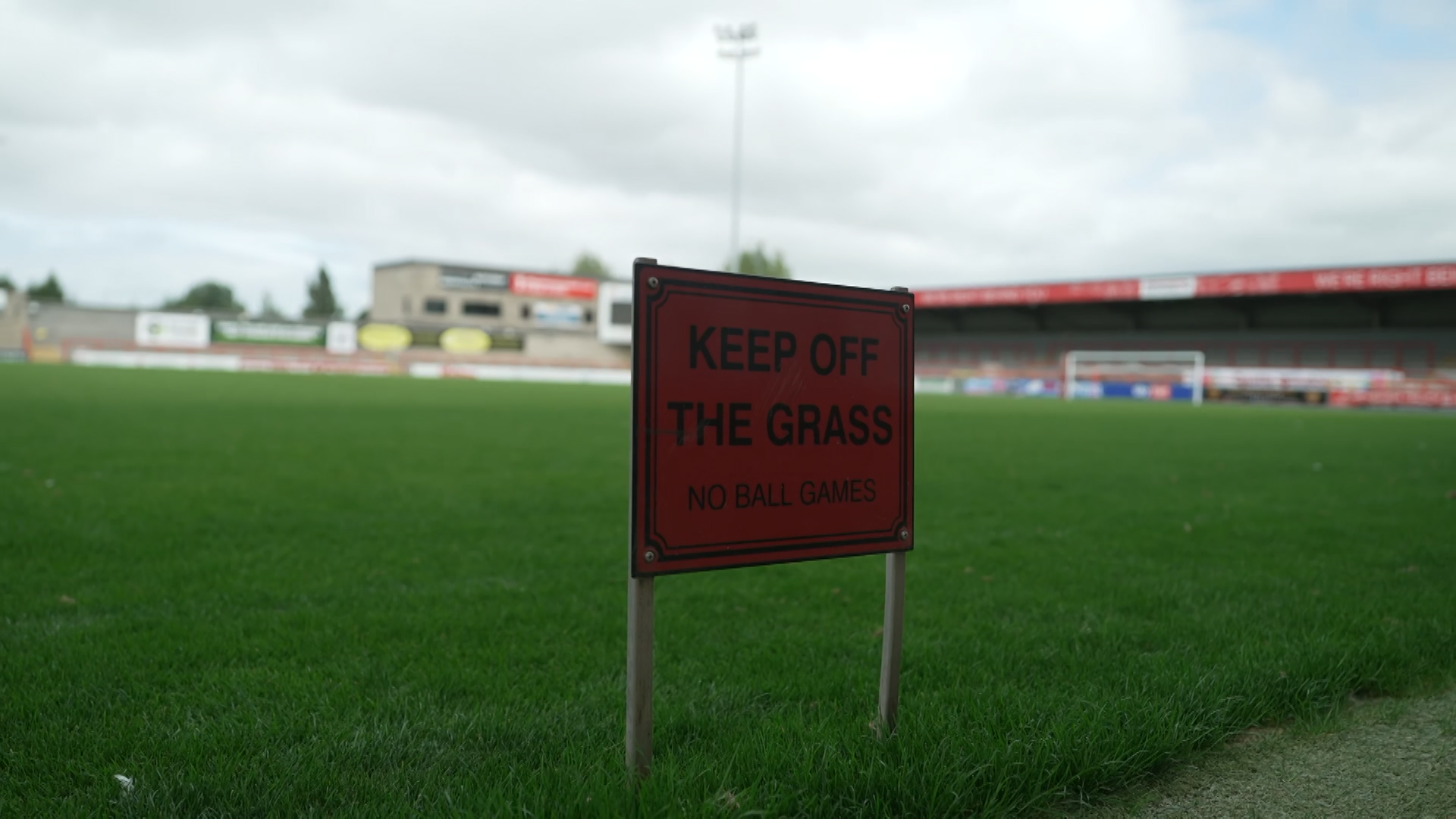 Un letrero dice 'no pisar el césped' junto al campo en el Mazuma Mobile Stadium de Morecambe