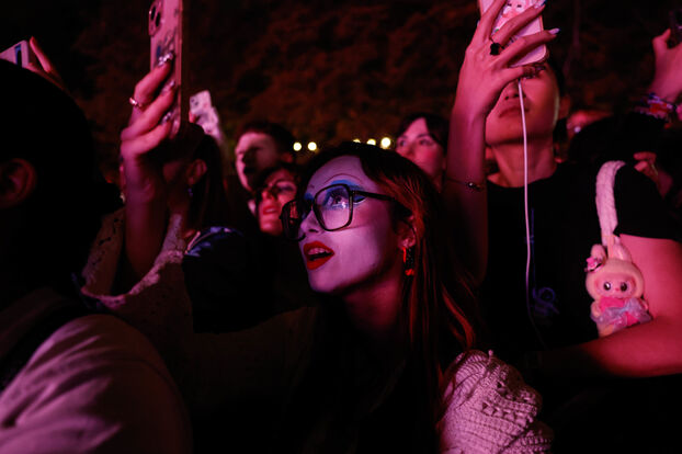 Fans inmortalizando el concierto