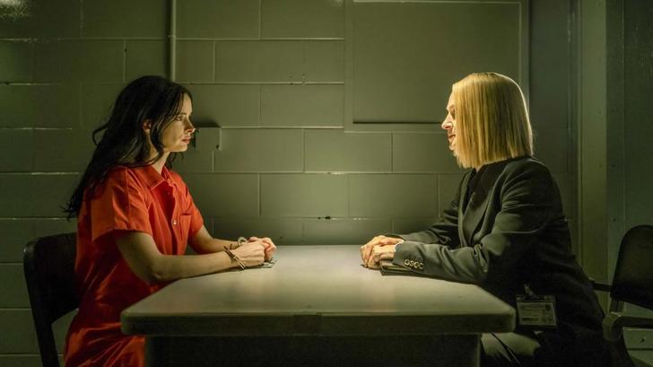 Kristen Ritter y Uma Thurman en « Dexter Resurrection »