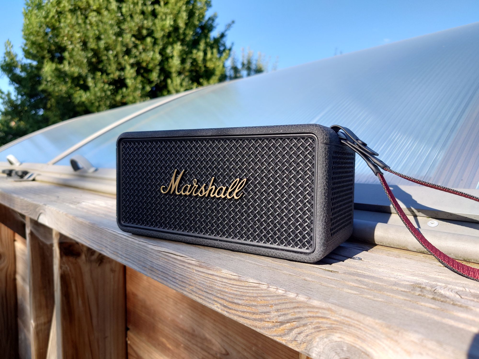 Un altavoz Bluetooth premium y potente, con sonido de 360°.