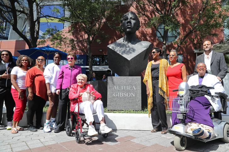 La estatua de Althea Gibson, inaugurada en 2019, celebra su legado.