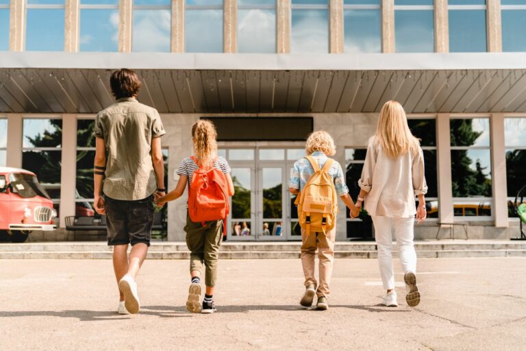 ¡La lista de clases exhibida frente a la escuela se