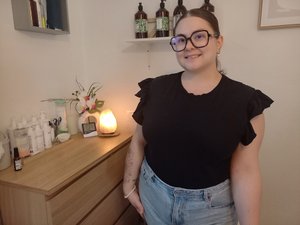 Afectada de endometriosis, se reconvierte para masajear a pacientes con