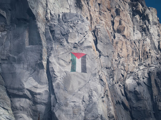 Alpinistas han colgado una bandera palestina en una cumbre de