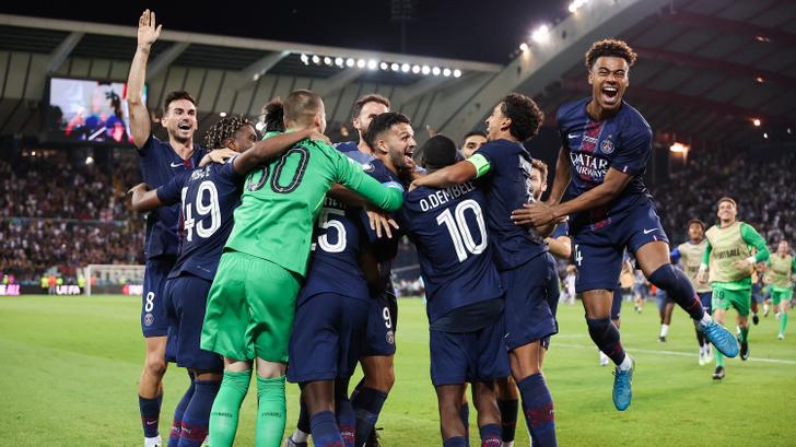 Les joueurs du PSG célébrant leur Supercoupe d’Europe remportée contre Tottenham, à Udine en Italie, le 13 août 2025.