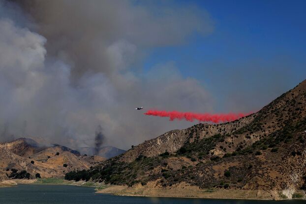 « Canyon Fire »: un incendio forestal se expande en California, miles
