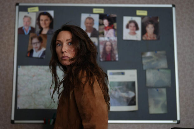 Densa, cautivadora, impactante... Nos encantó "Surface", la serie con Laura