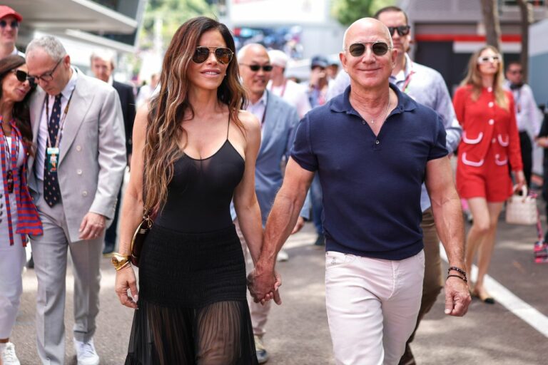 Después de adquirir 007, el millonario quiere que su esposa