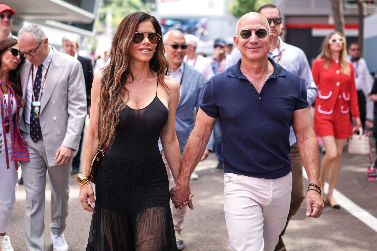 Después de adquirir 007, el millonario quiere que su esposa