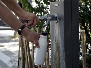 Dónde encontrar un grifo de agua potable para refrescarse en