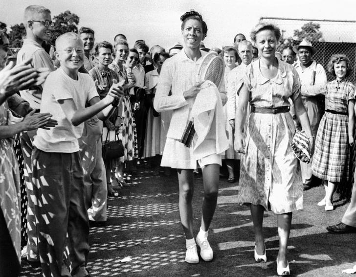 Althea Gibson es la primera tenniswoman negra a jugar un match en un torneo reservado a los blancos.