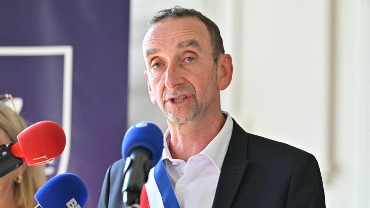 El alcalde Olivier Sarrabeyrouse ataca a Bruno Retailleau.
