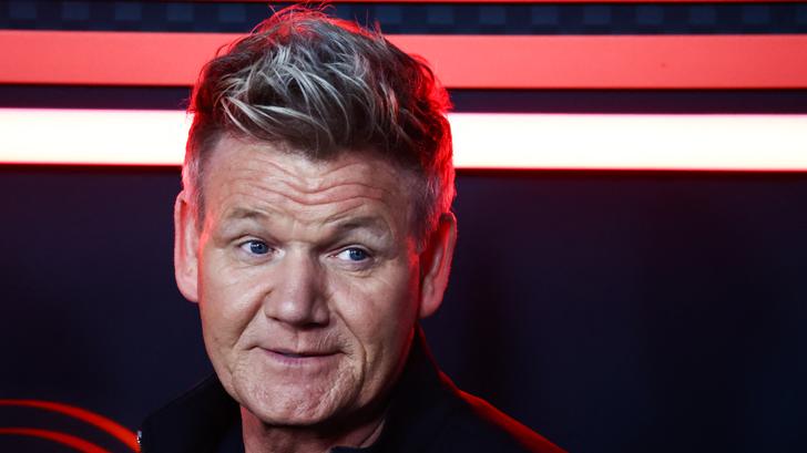 El chef Gordon Ramsay revela con humor su cicatriz tras