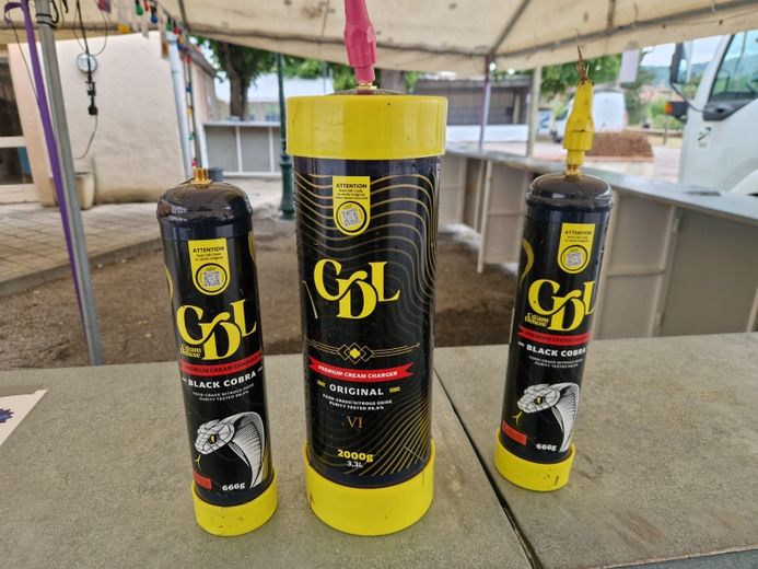 El descubrimiento de bombonas de gas hilarante preocupa a un