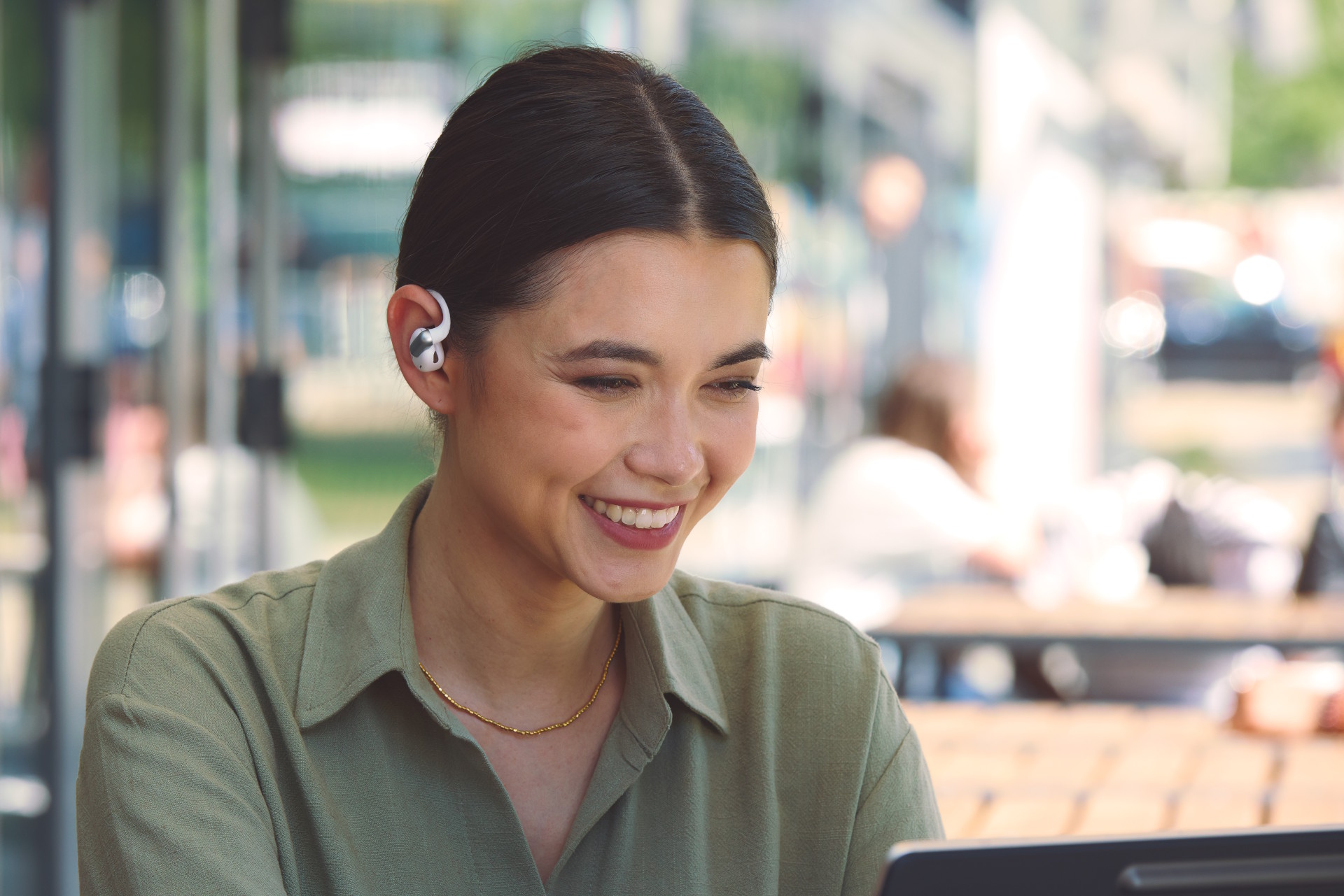El open ear de estilo premium, diseñado para el día