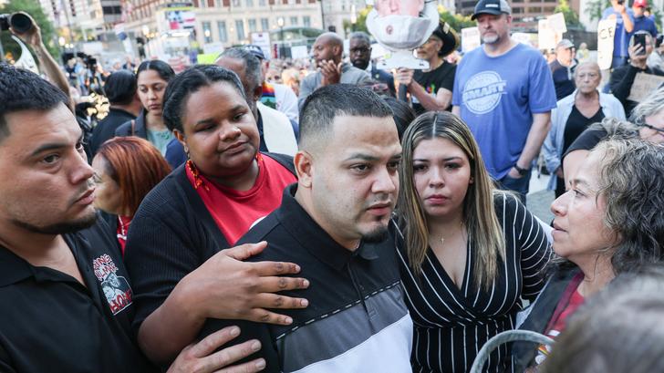 Kilmar Abrego Garcia et son épouse Jennifer Vasquez Sura entrent dans un bureau local de l’ICE, la police fédérale de l’immigration, le 25 août 2025 à Baltimore, aux Etats-Unis.