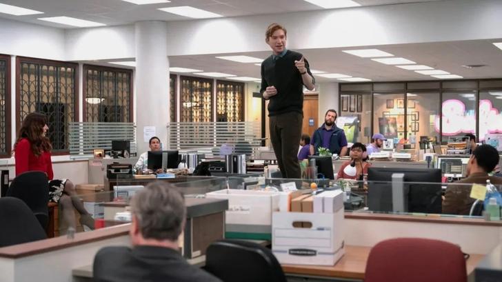 La bande-annonce de « The Paper » con Domnhall Gleeson y Sabrina Impacciatore promete un humor similar a « The Office ».