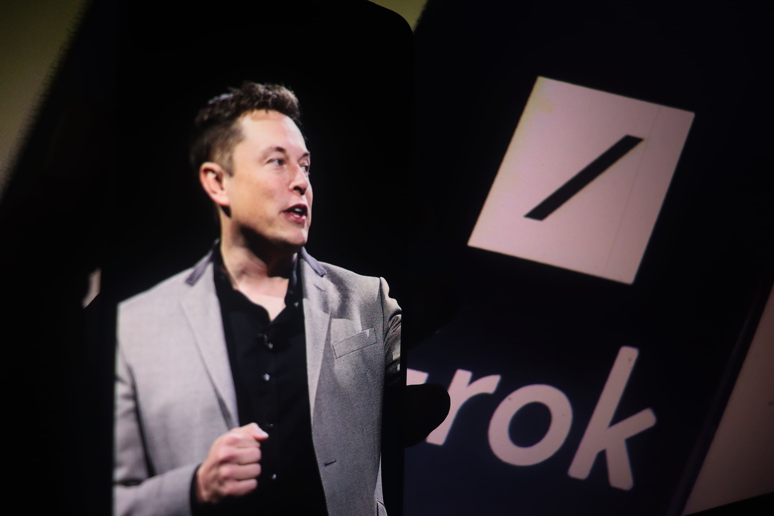 Elon Musk demanda a Apple y OpenAI reclamando miles de